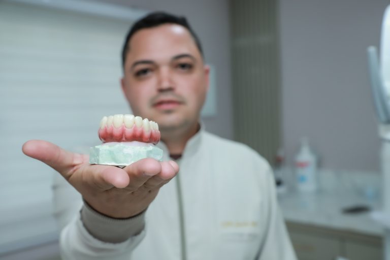 Dandi segurando uma prótese dentária