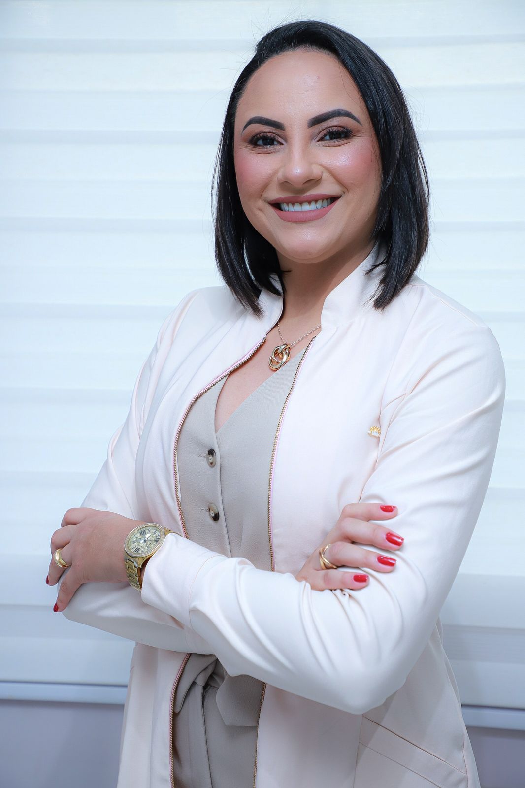 Dra. Valéria Nascimento sorrindo no consultório